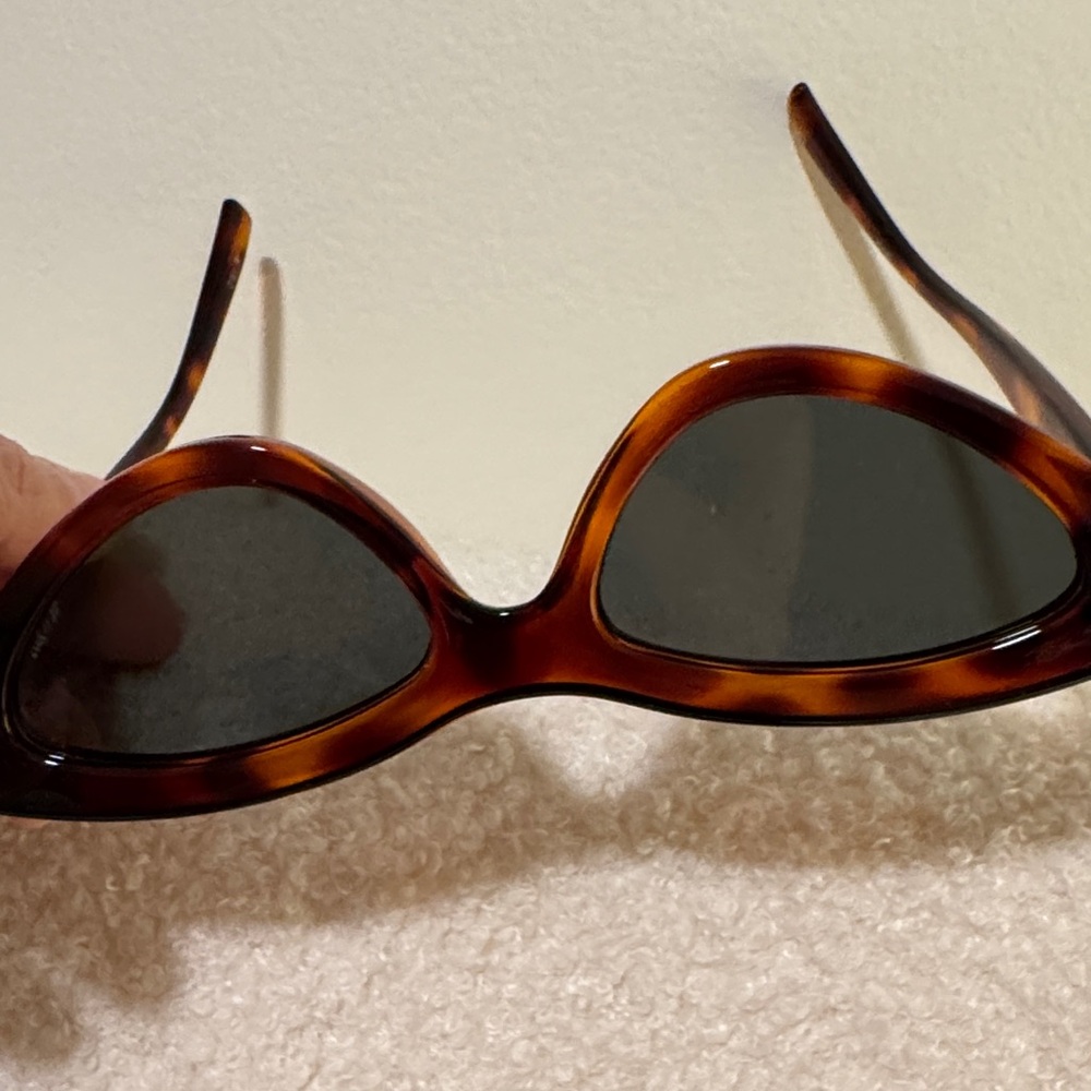 Le Specs ‘Synthcat’ Tortoiseshell Cat Eye Sunglasses w/ Case and Cleaning Cloth - Picture 6 of 7